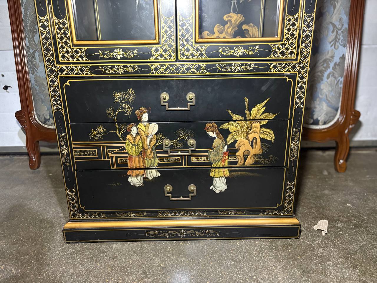 Витрина в стиле шинуазри