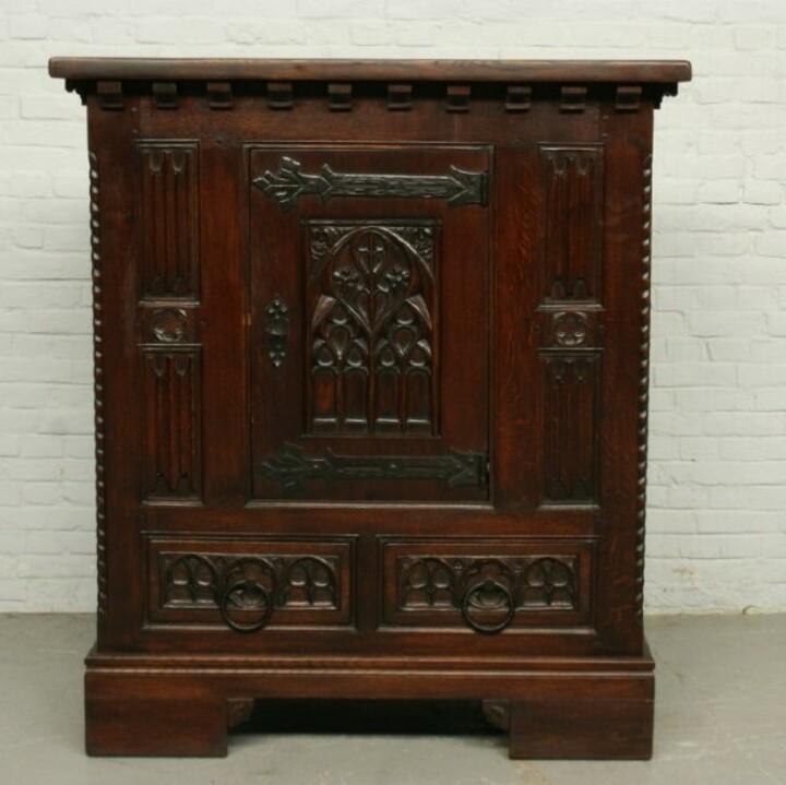 Комод/тумба/шкафчик в готическом стиле