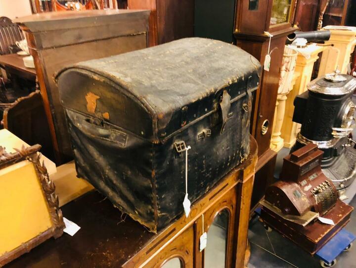 Сундук старинный