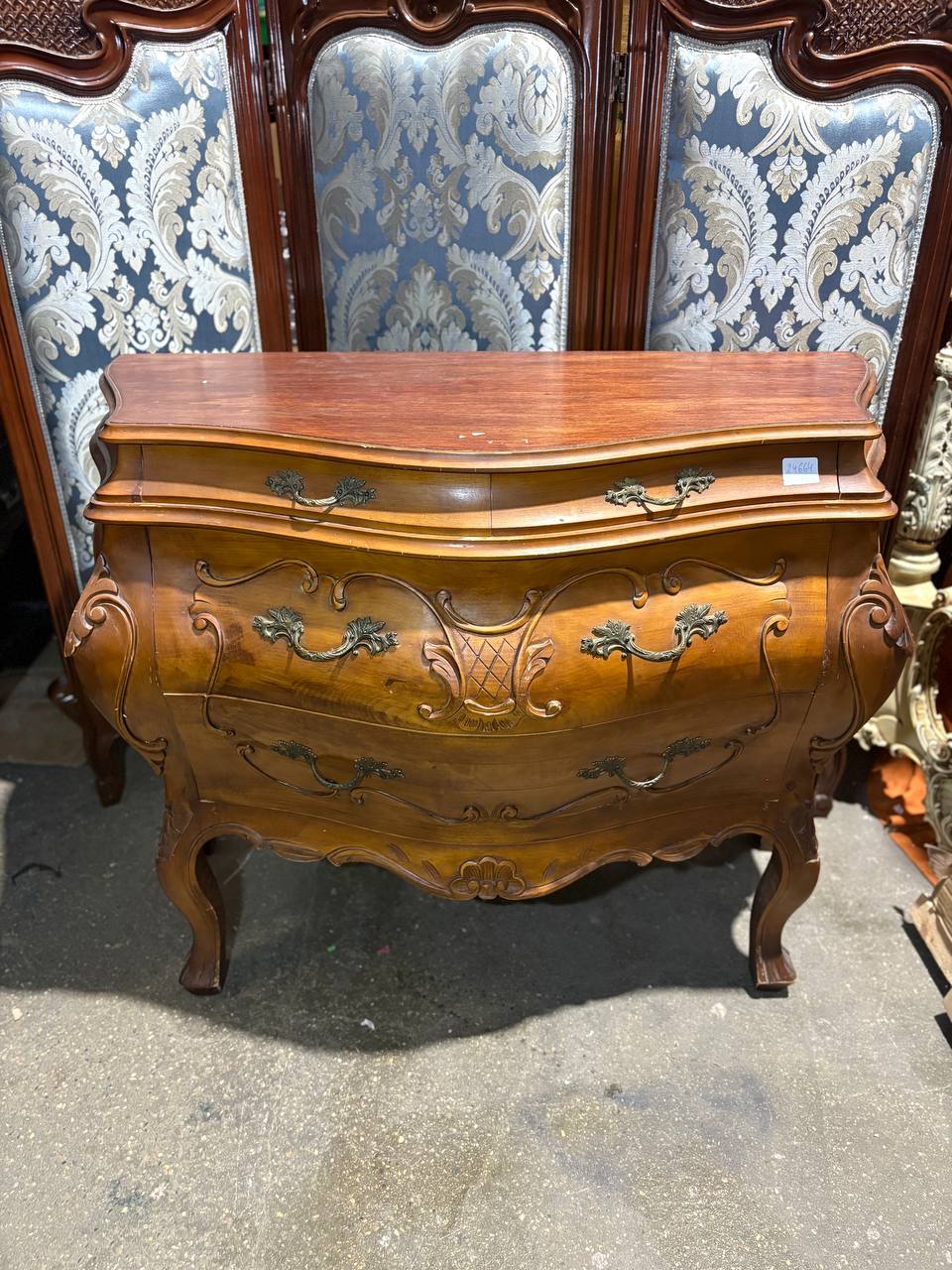 Комод бомбе в стиле барокко