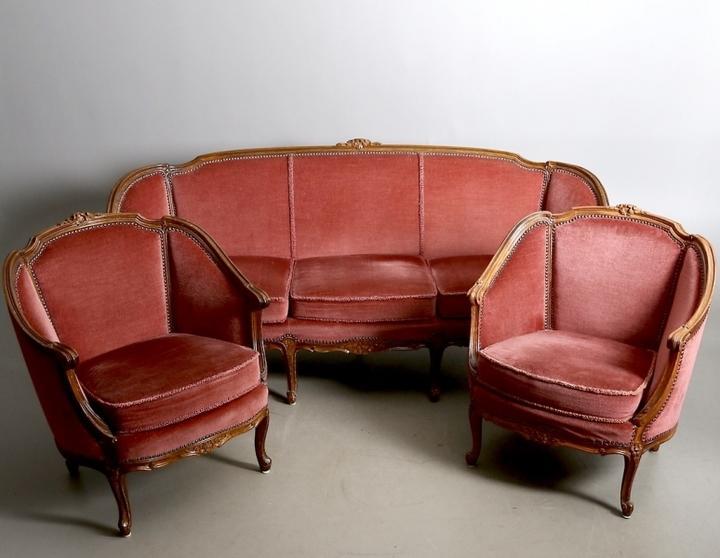 Комплект мягкой мебели в стиле рококо: диван и пара кресел