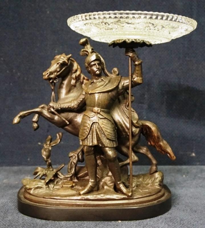 Ваза с бронзовой скульптурой