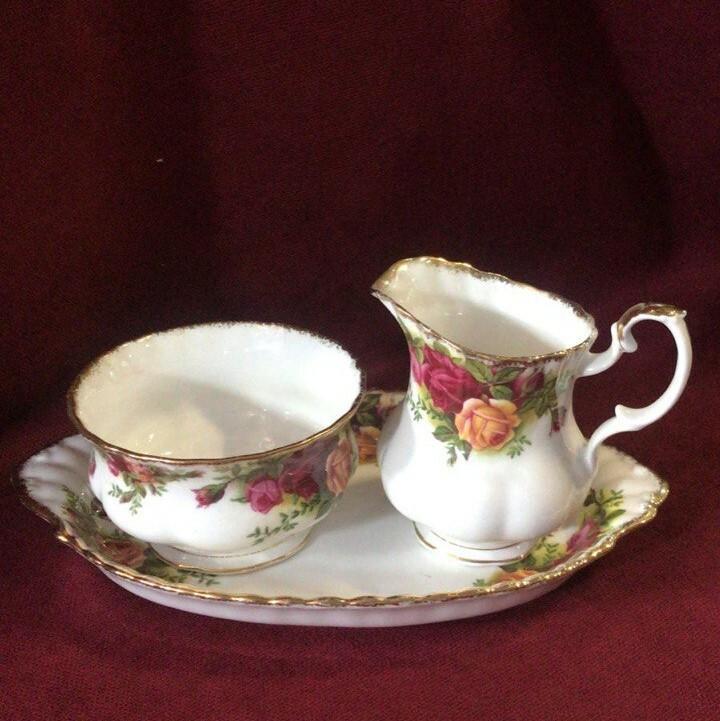 Комплект: Сахарница и молочник на подносе Royal Albert