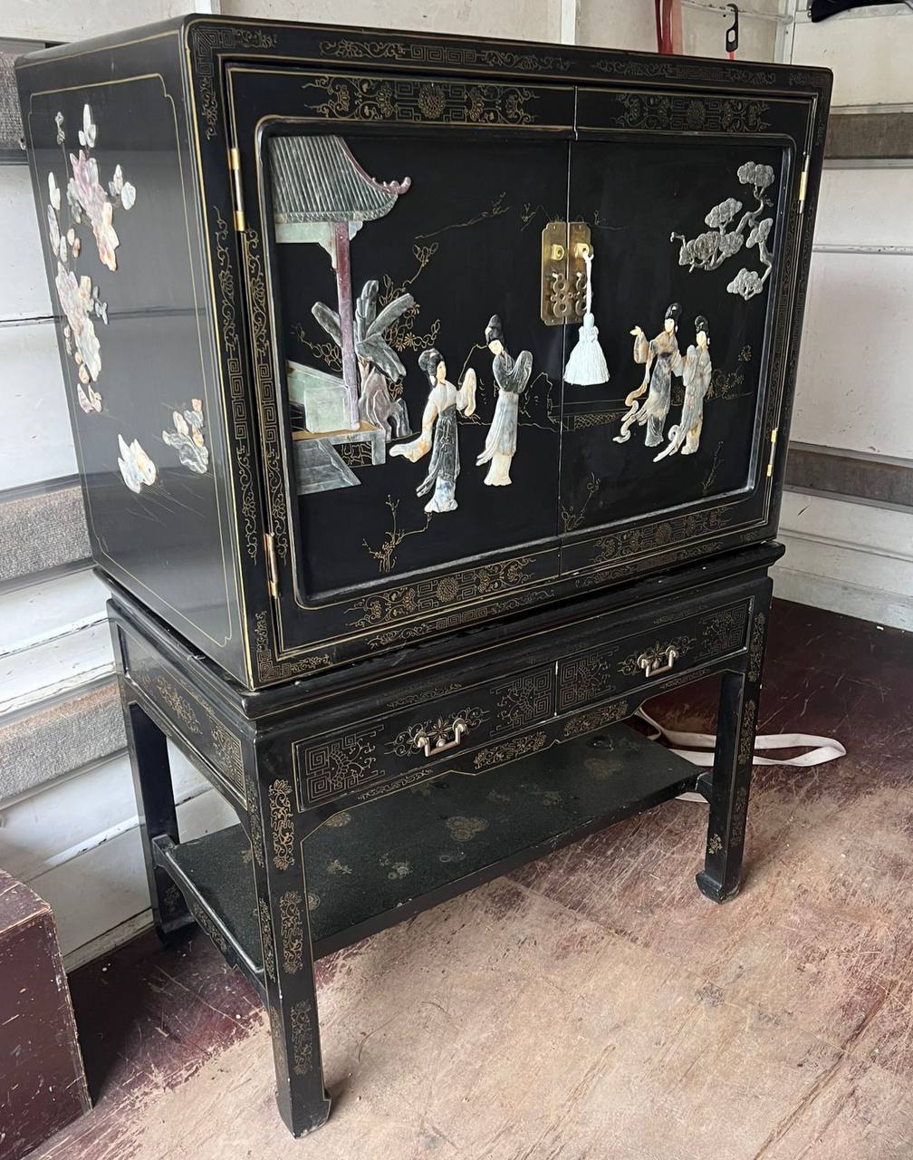 Шкаф в стиле шинуазри