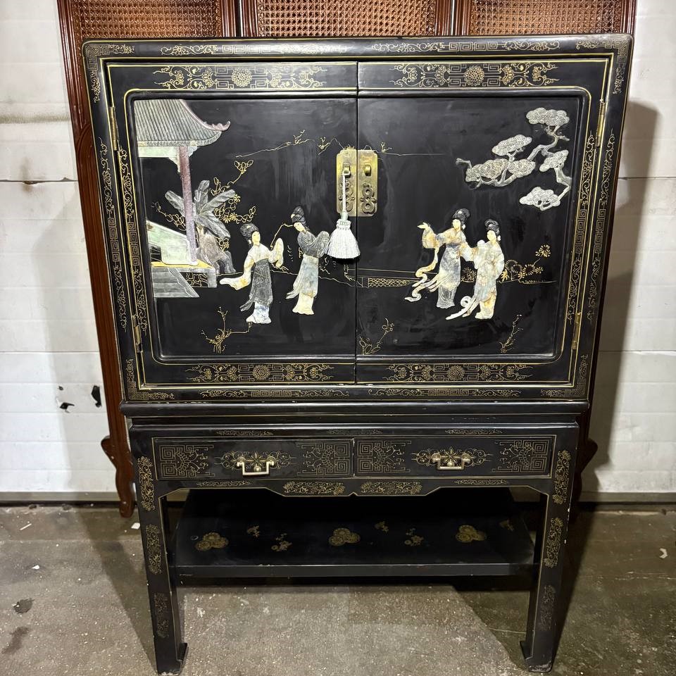 Шкаф в стиле шинуазри