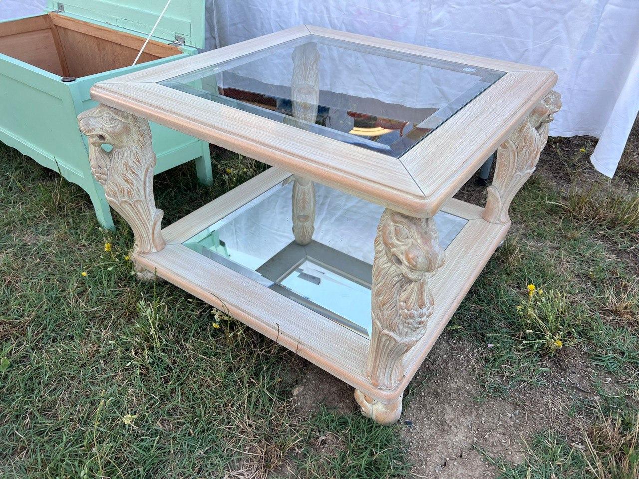 Стол журнальный со стеклянной столешницей