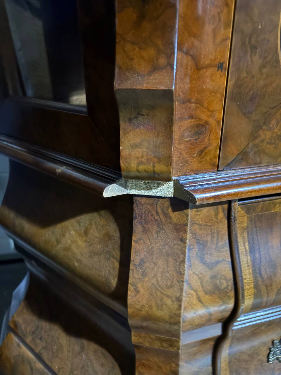 Витрина в стиле Чиппендейл