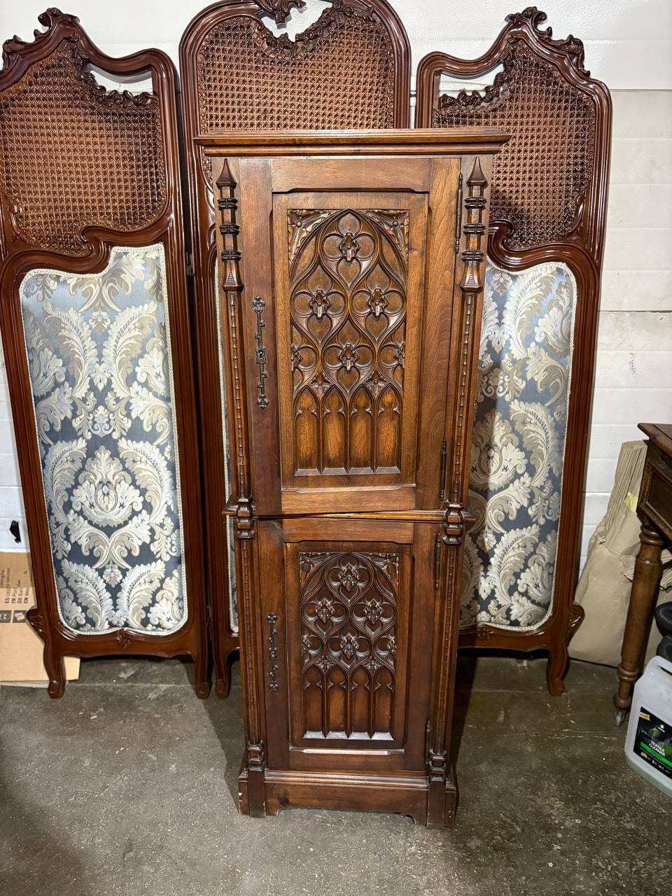 Шкаф/Сервант в готическом стиле