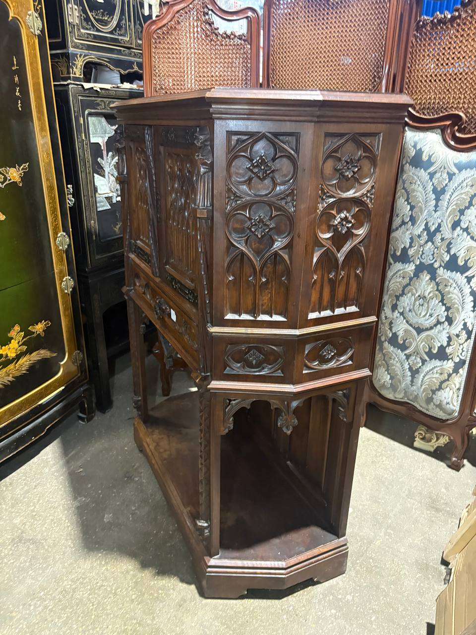 Шкаф кабинетный в готическом стиле
