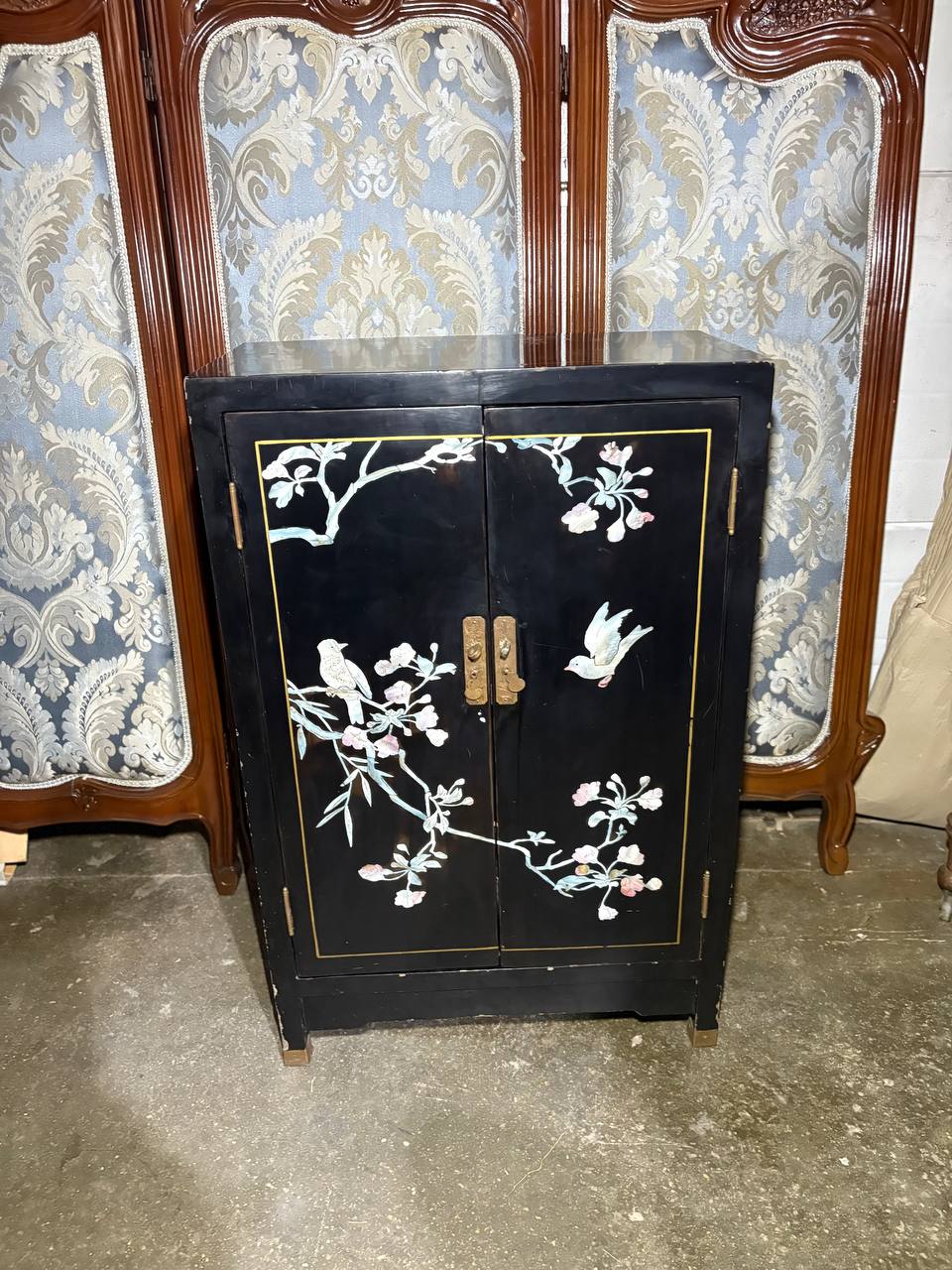 Тумба в стиле шинуазри