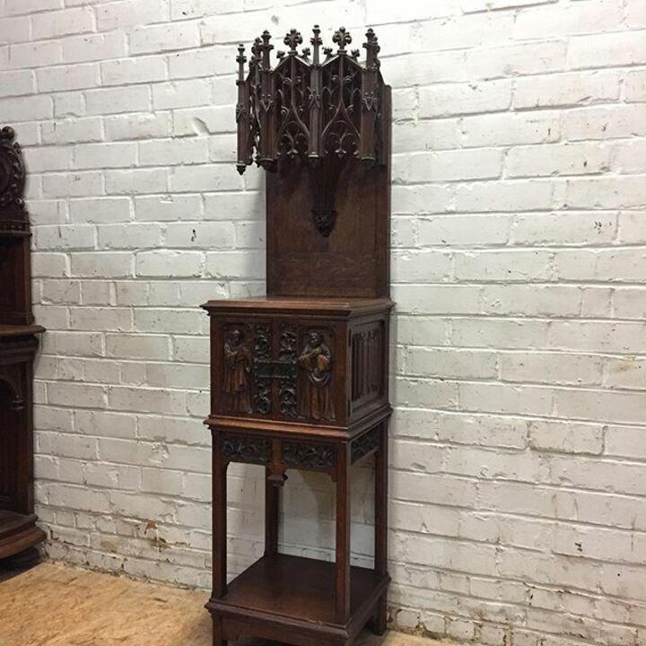 Шкаф в готическом стиле