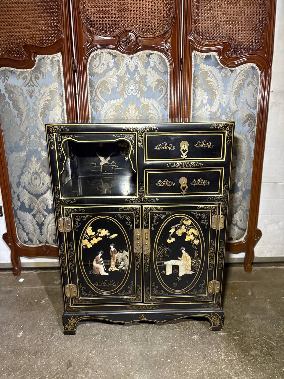 Тумба в стиле шинуазри