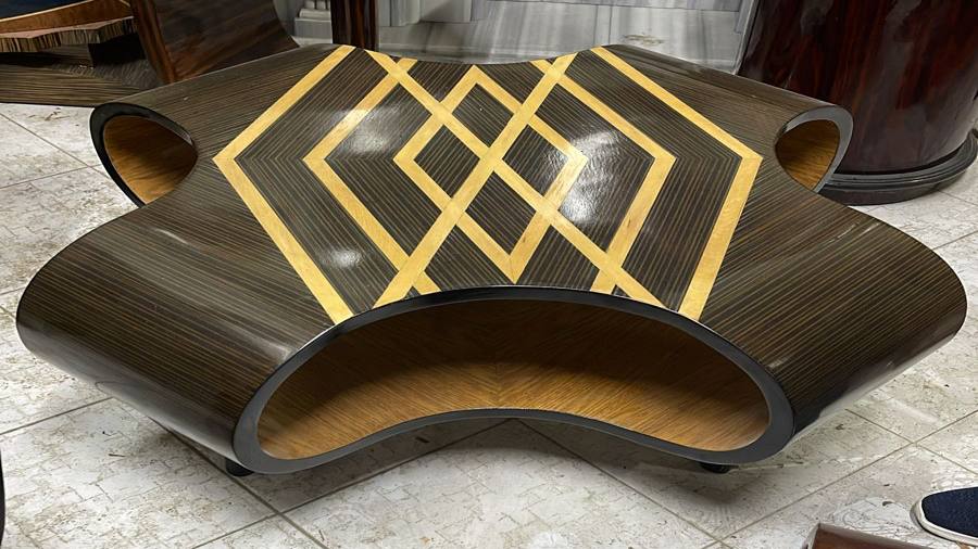 Стол с геометрическим рисунком