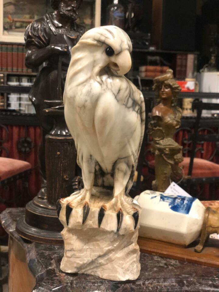 Скульптура птицы из мрамора