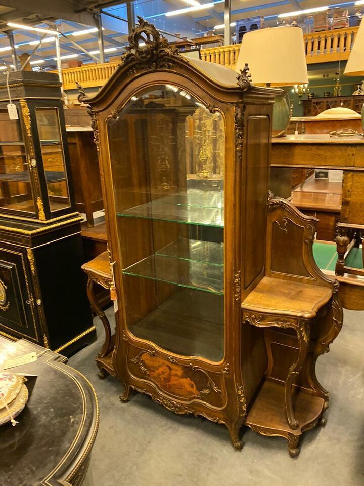 Витрина с полками во французском стиле