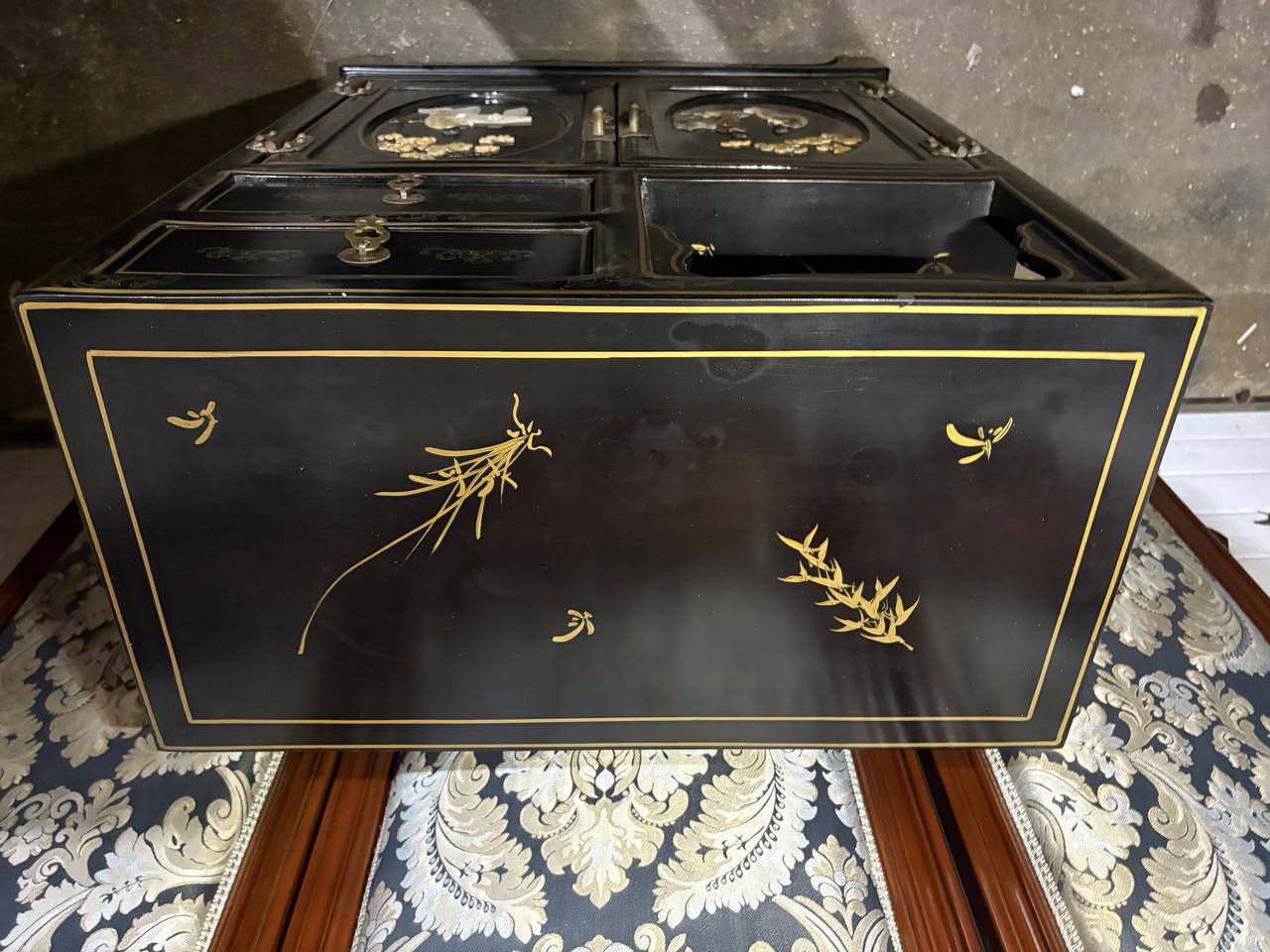 Тумба в стиле шинуазри