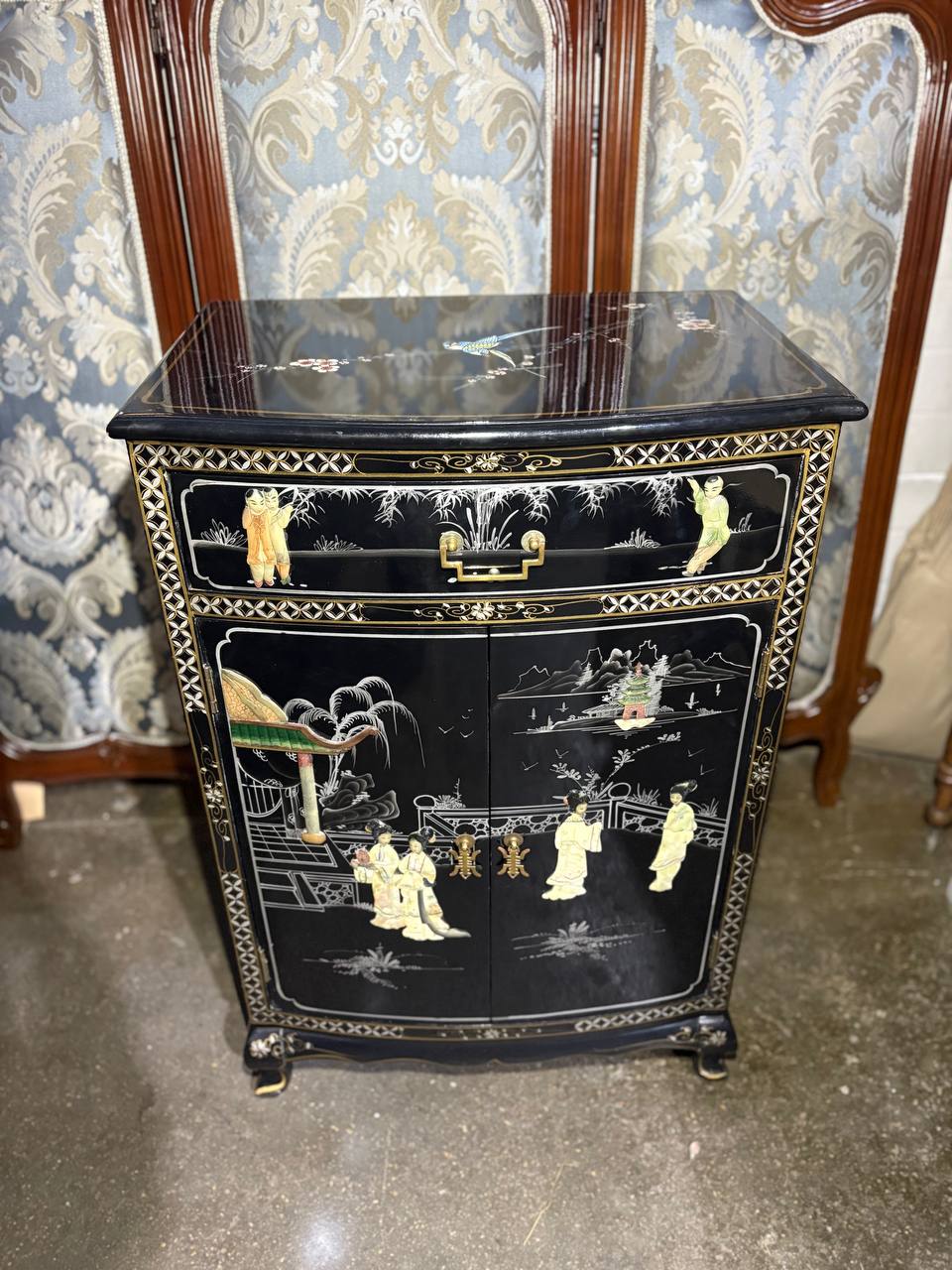 Тумба в стиле шинуазри