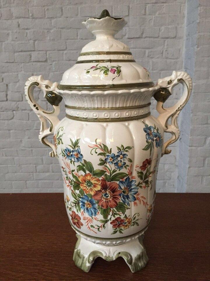 Васа фарфоровая с крышкой