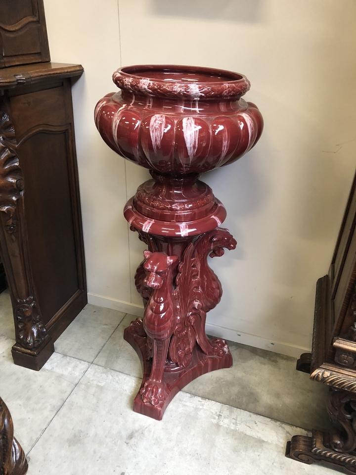 Вазон на подставке