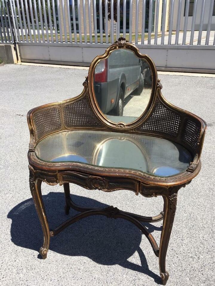 Стол туалетный во французском стиле