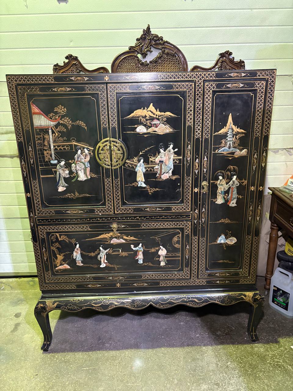 Шкаф в стиле шинуазри