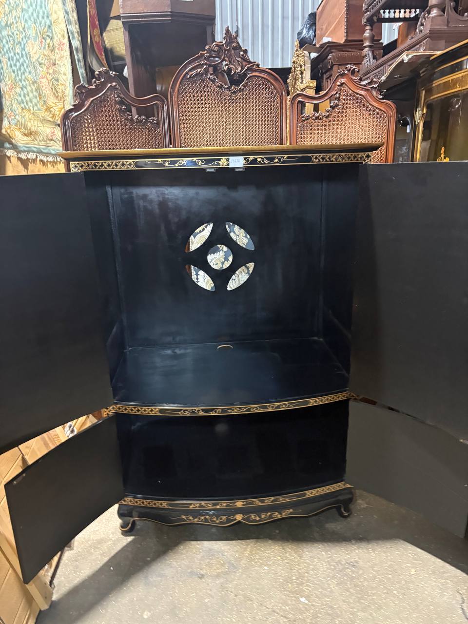 Шкаф в стиле шинуазри