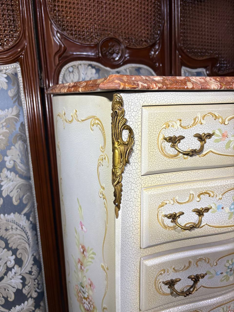 Комод высокий в стиле венецианского барокко