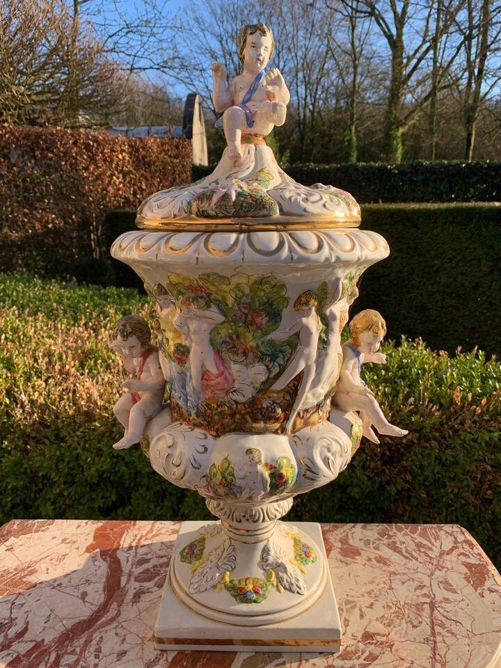 Ваза с крышкой Каподимонте