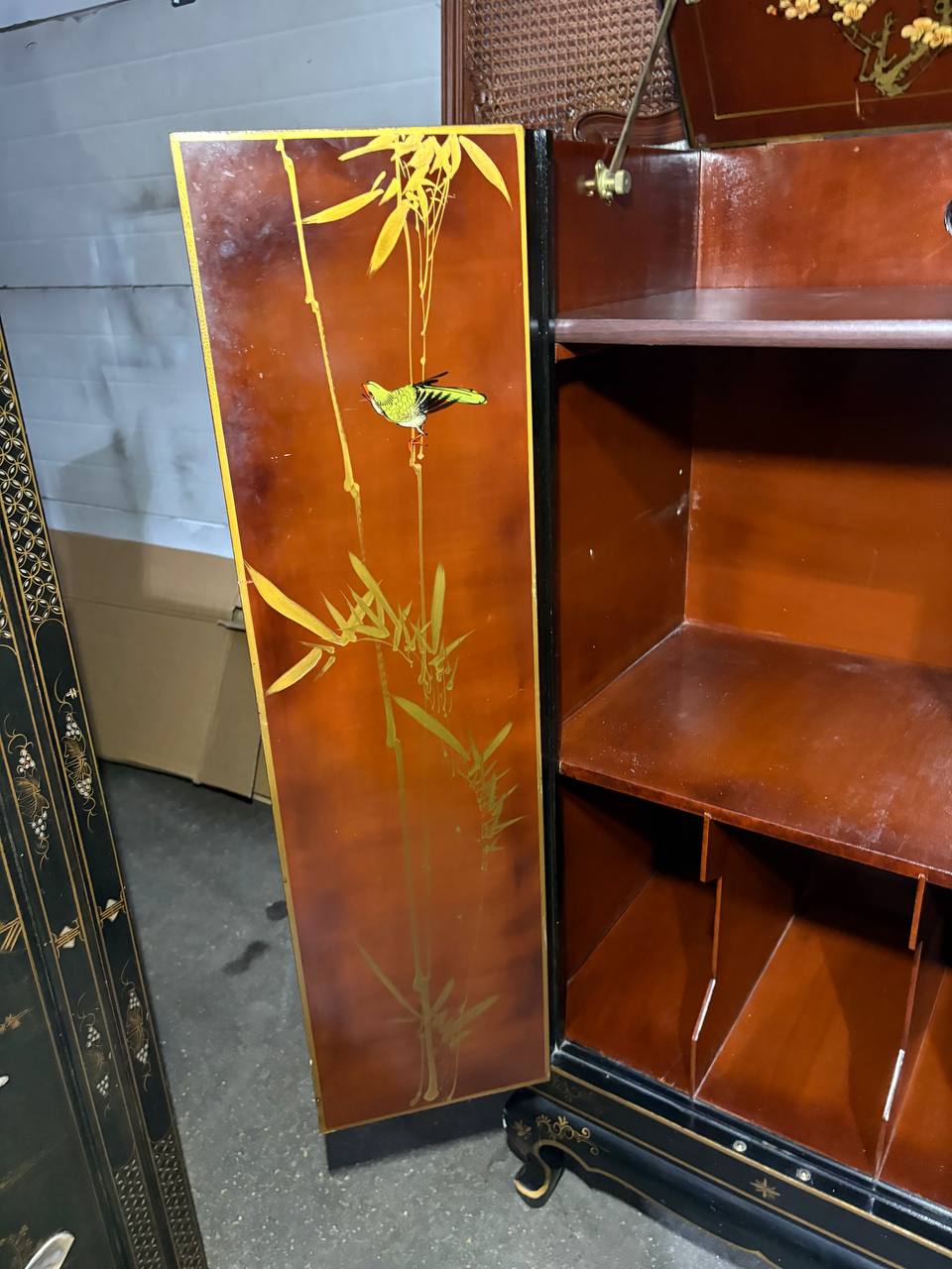 Шкаф в стиле шинуазри