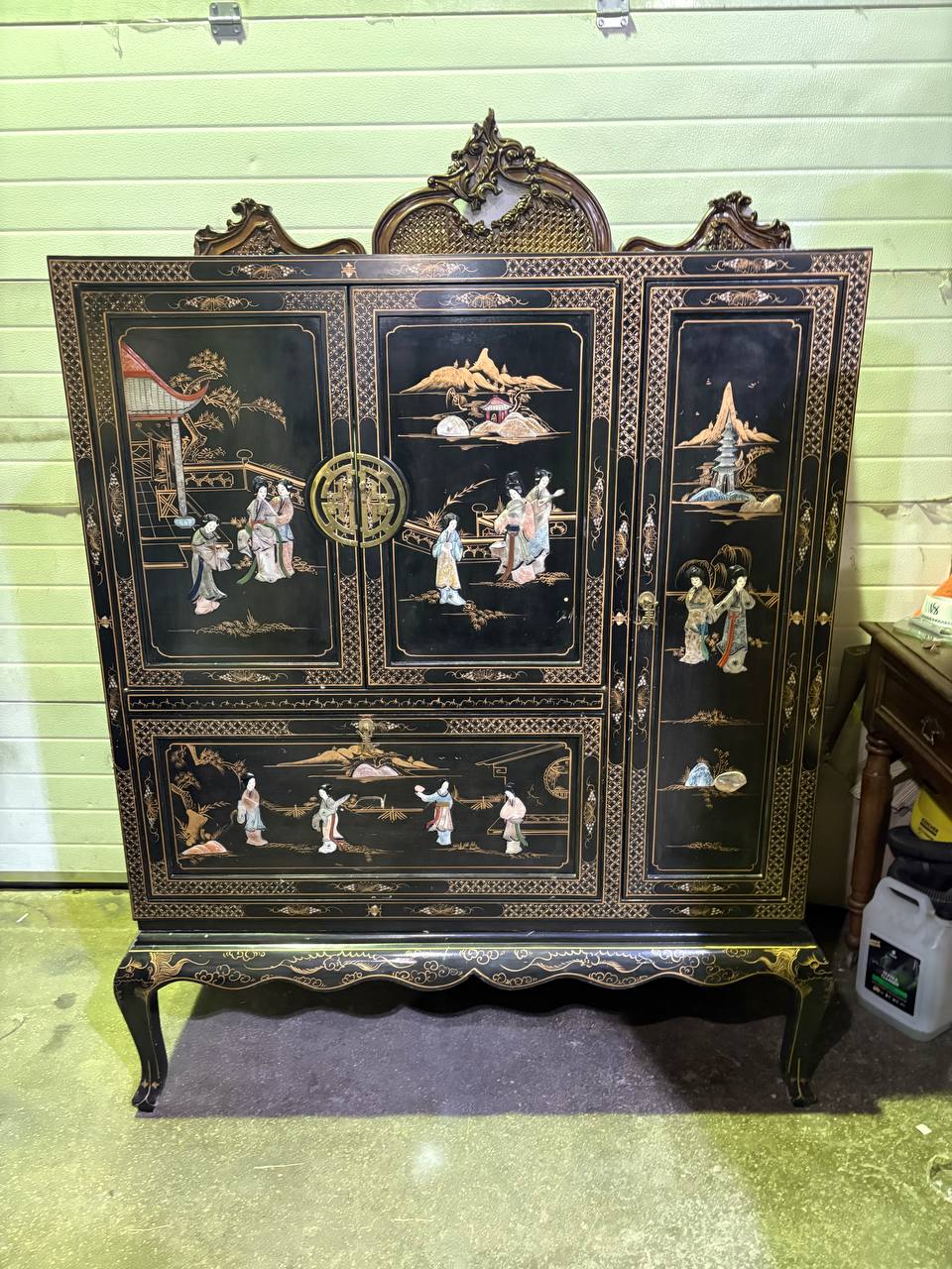 Шкаф в стиле шинуазри