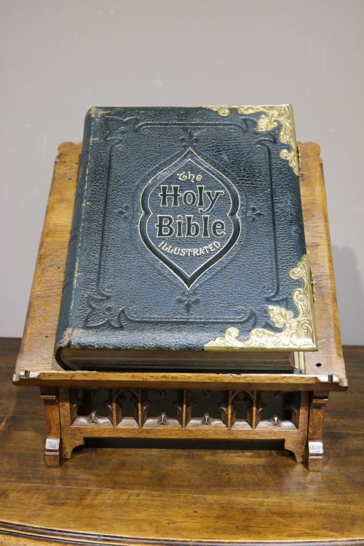 Библия на подставке