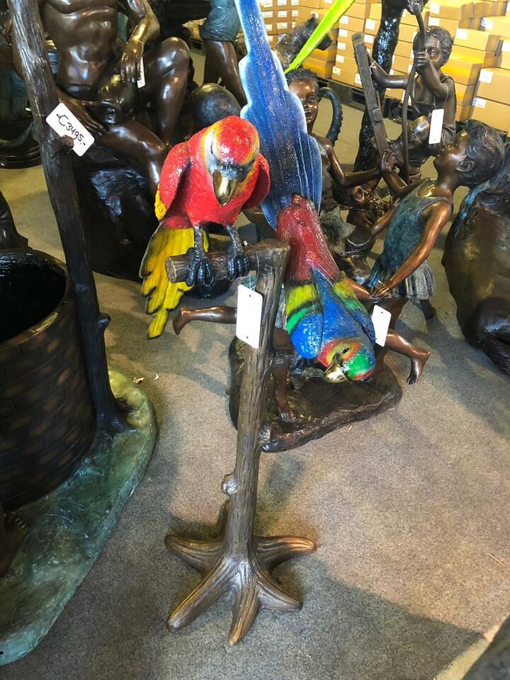 Скульптурная композиция с попугаями