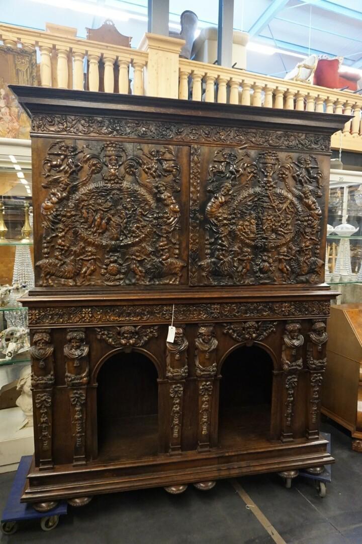 Шкаф антикварный в стиле ренессанс