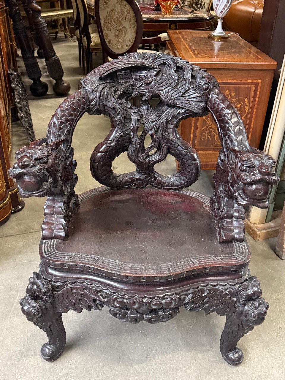 Кресло с драконами в восточном стиле