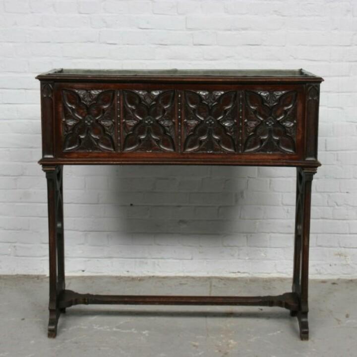 Ящик в готическом стиле