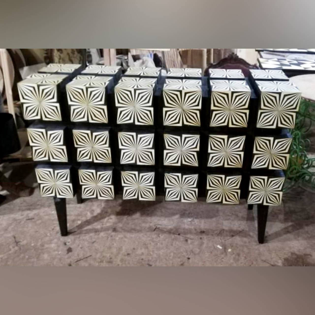 Комод с геометрическим рисунком