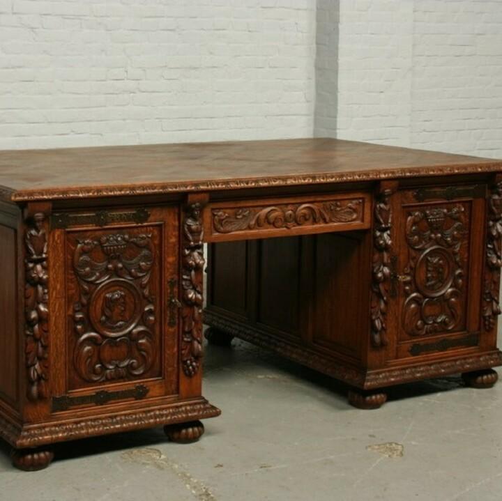 Стол письменный в стиле ренессанс