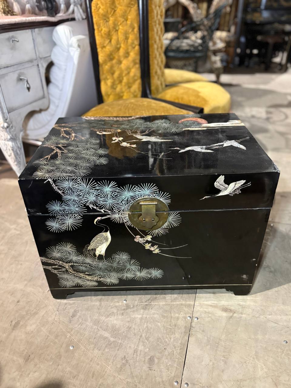 Сундук в стиле шинуазри