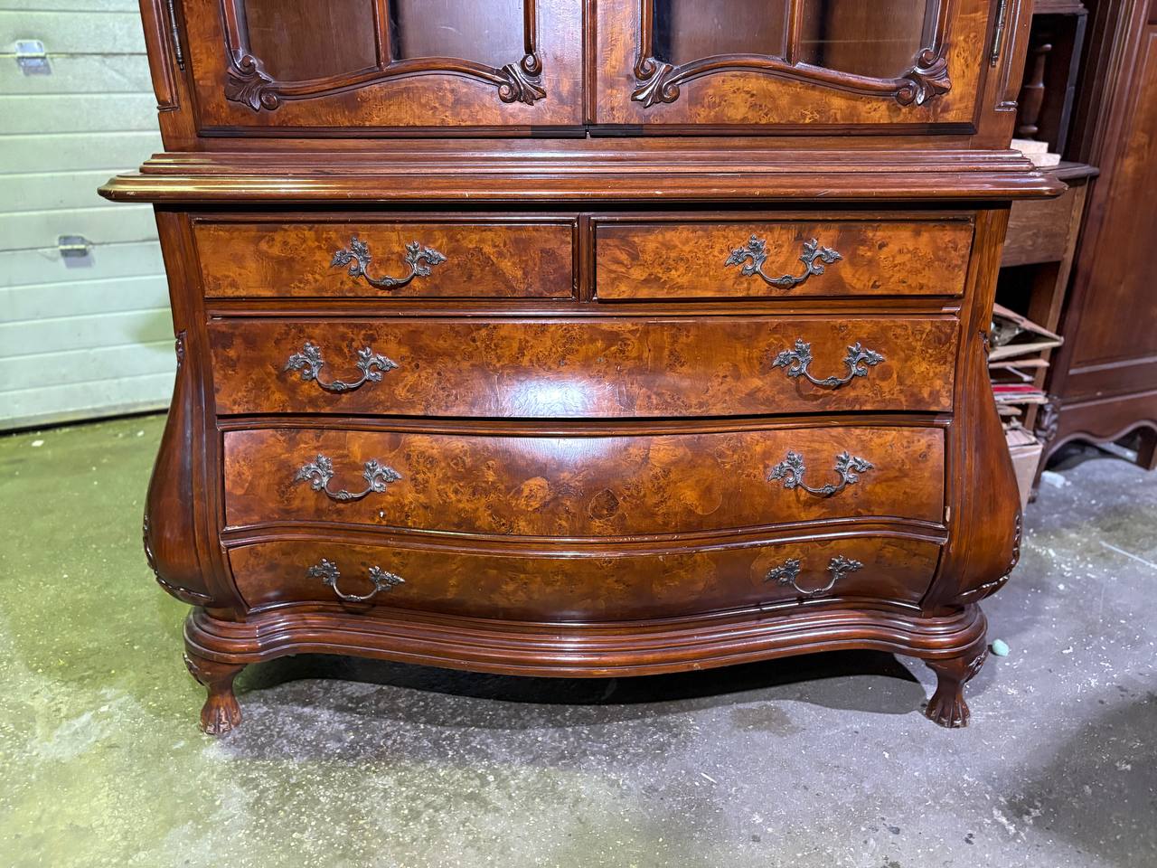 Витрина в стиле Чиппендейл