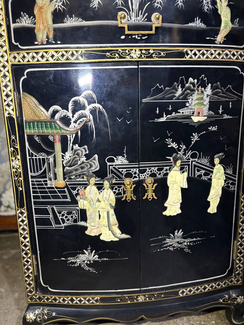 Тумба в стиле шинуазри