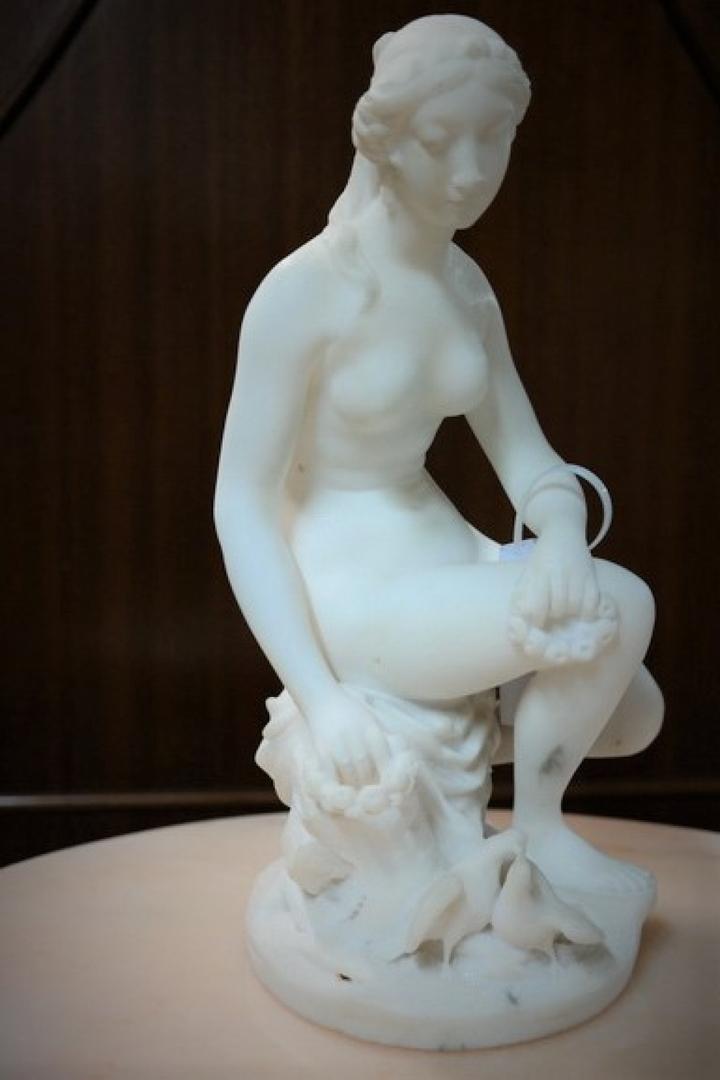 Статуя из французского мрамора