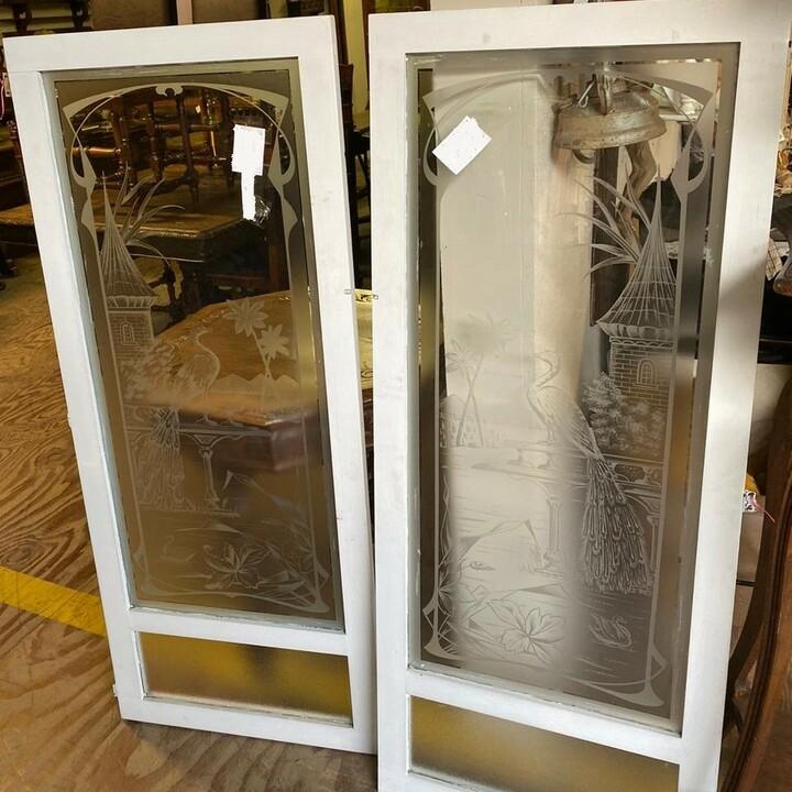 Дверь 2 штуки с витражом