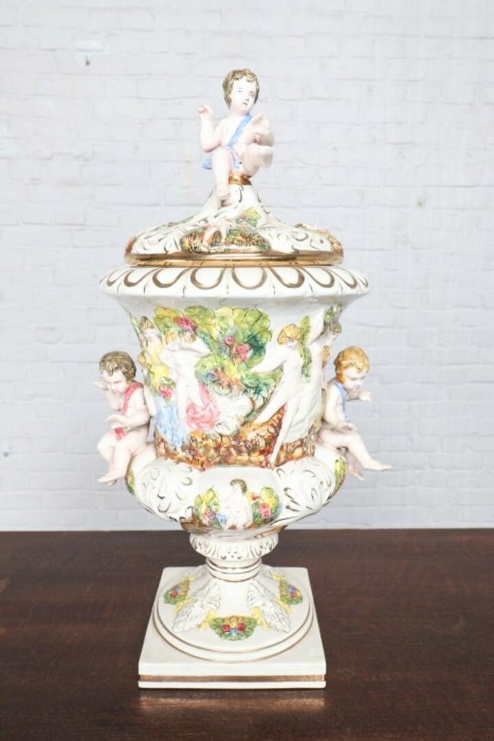 Ваза с крышкой Каподимонте