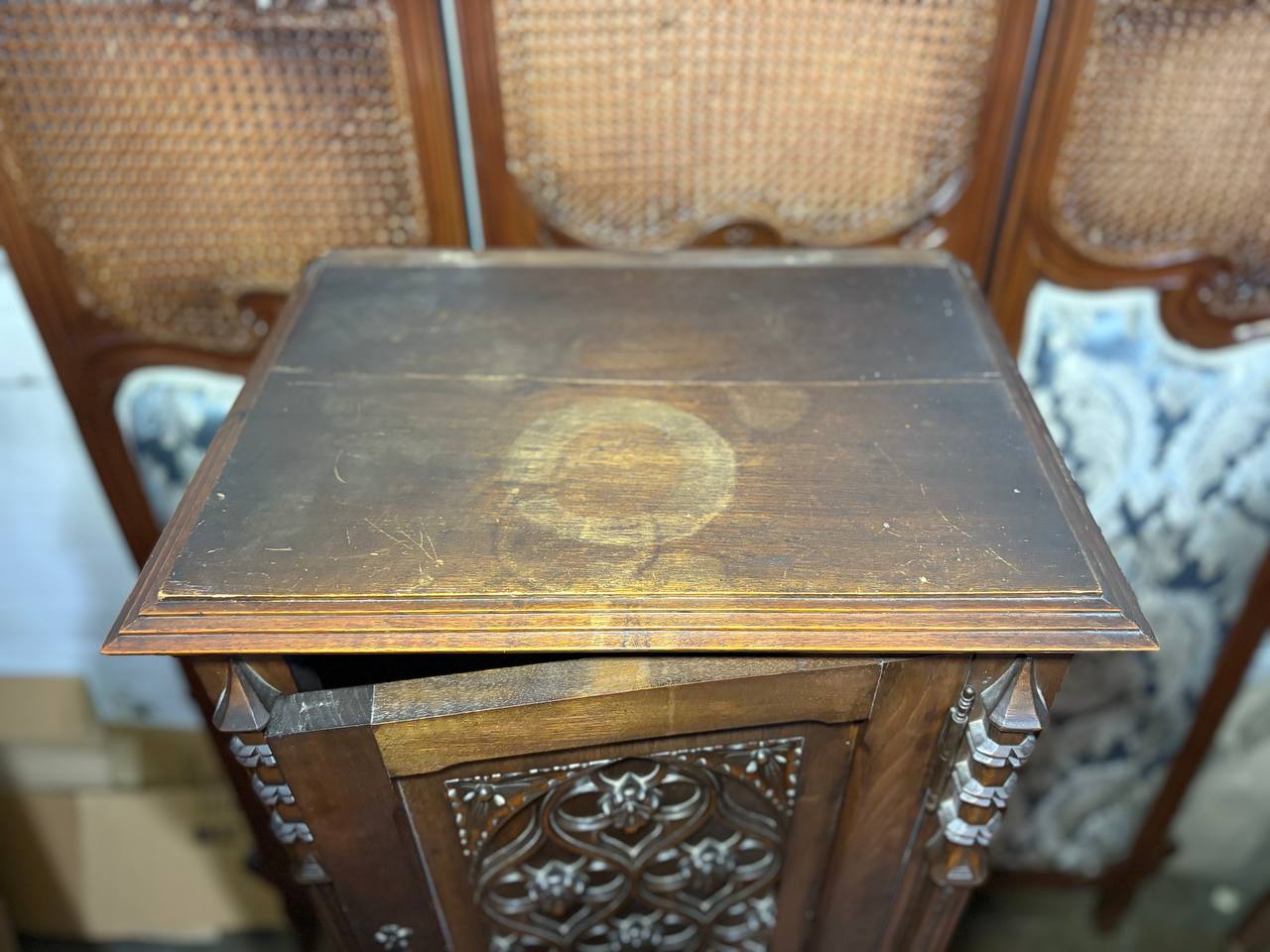 Шкаф/Сервант в готическом стиле