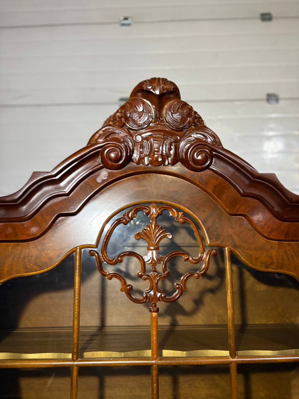 Витрина в стиле Чиппендейл