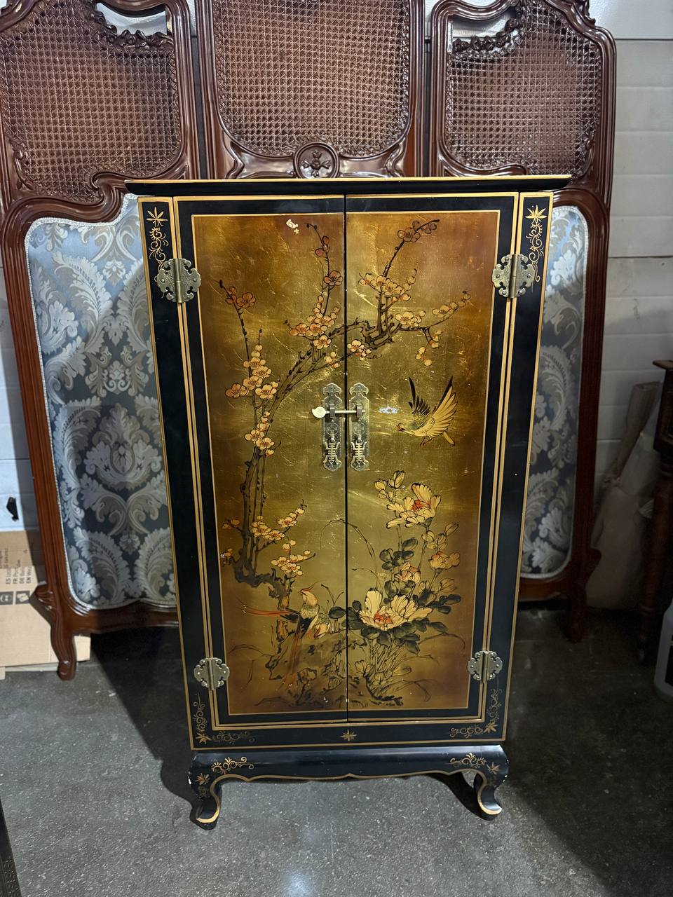 Шкаф в стиле шинуазри