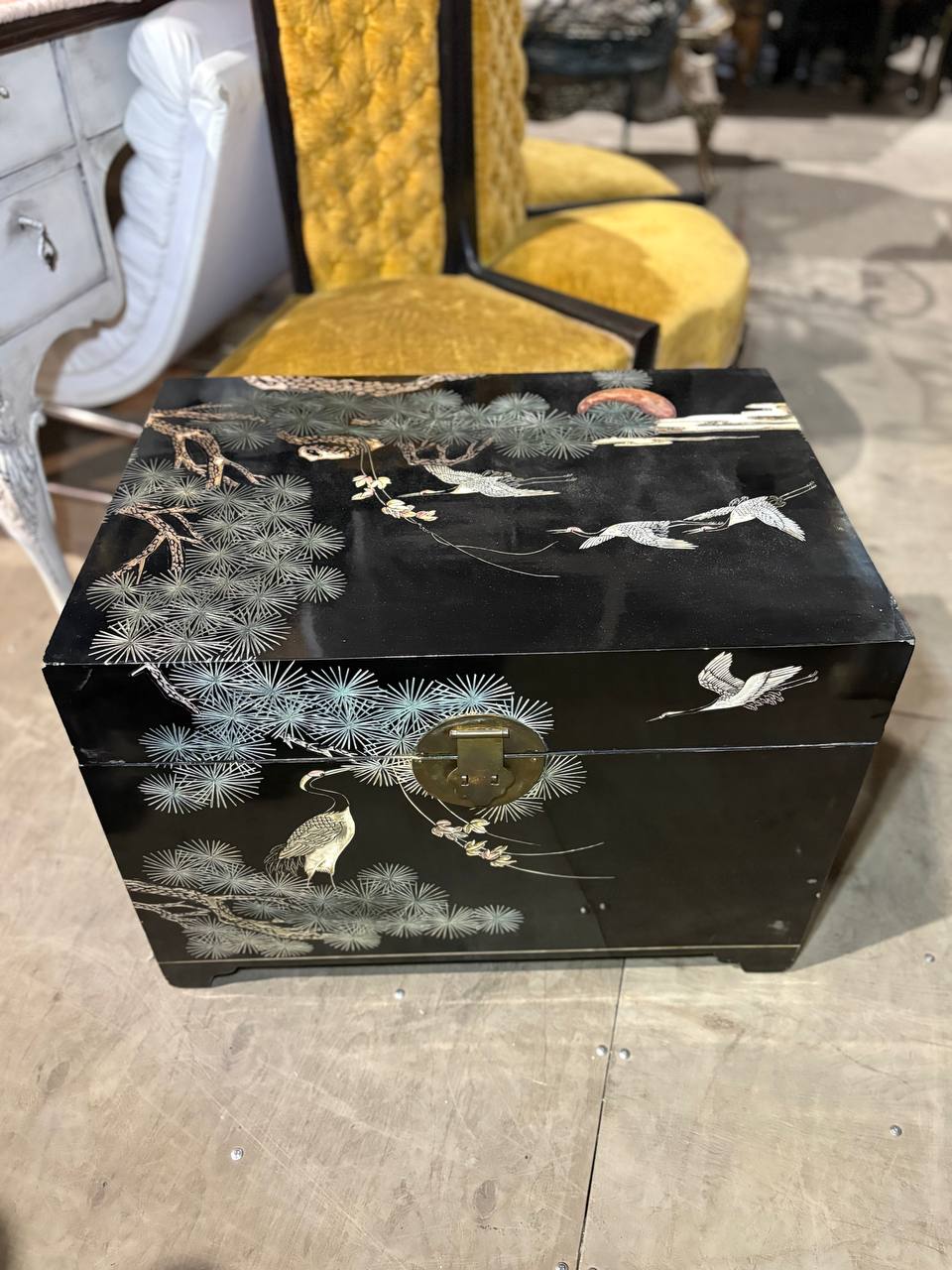 Сундук в стиле шинуазри