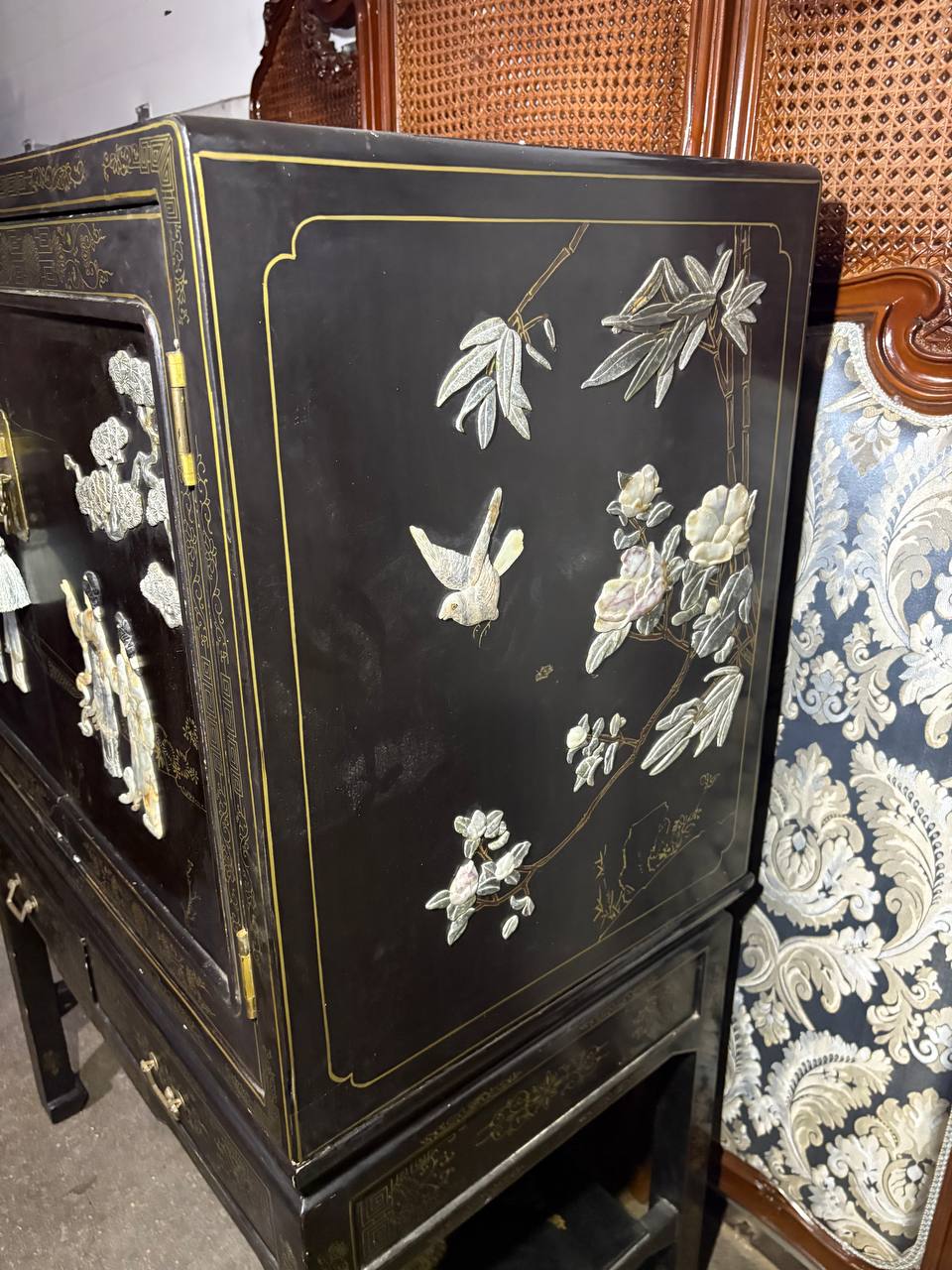 Шкаф в стиле шинуазри