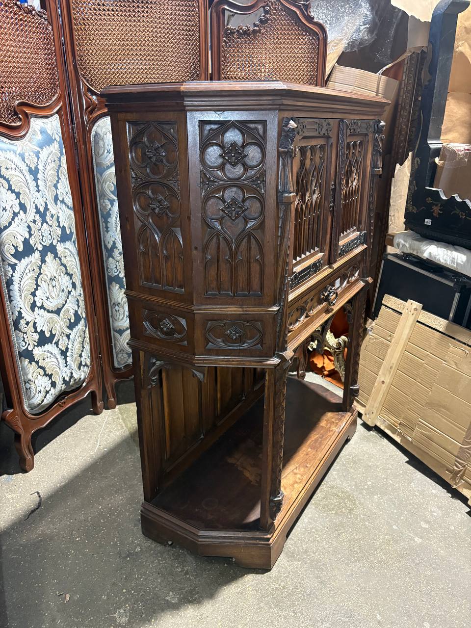 Шкаф кабинетный в готическом стиле