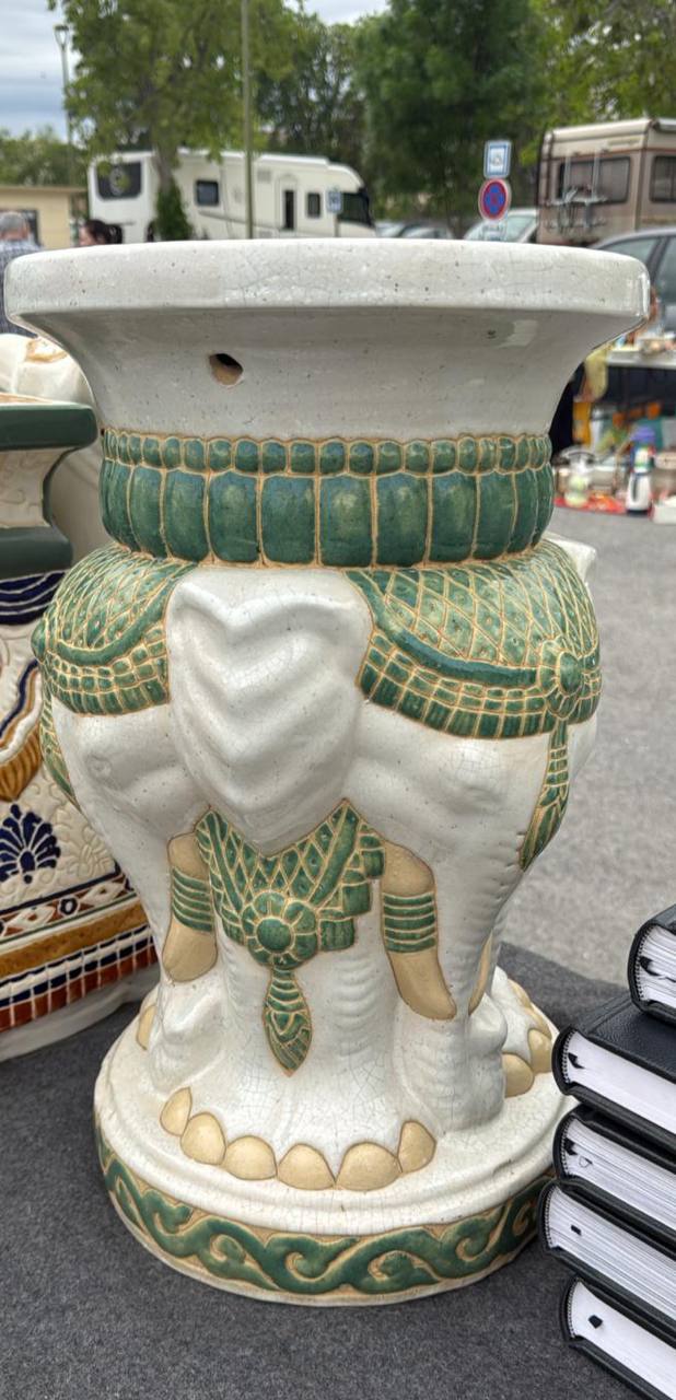 Стол/подставка в восточном стиле